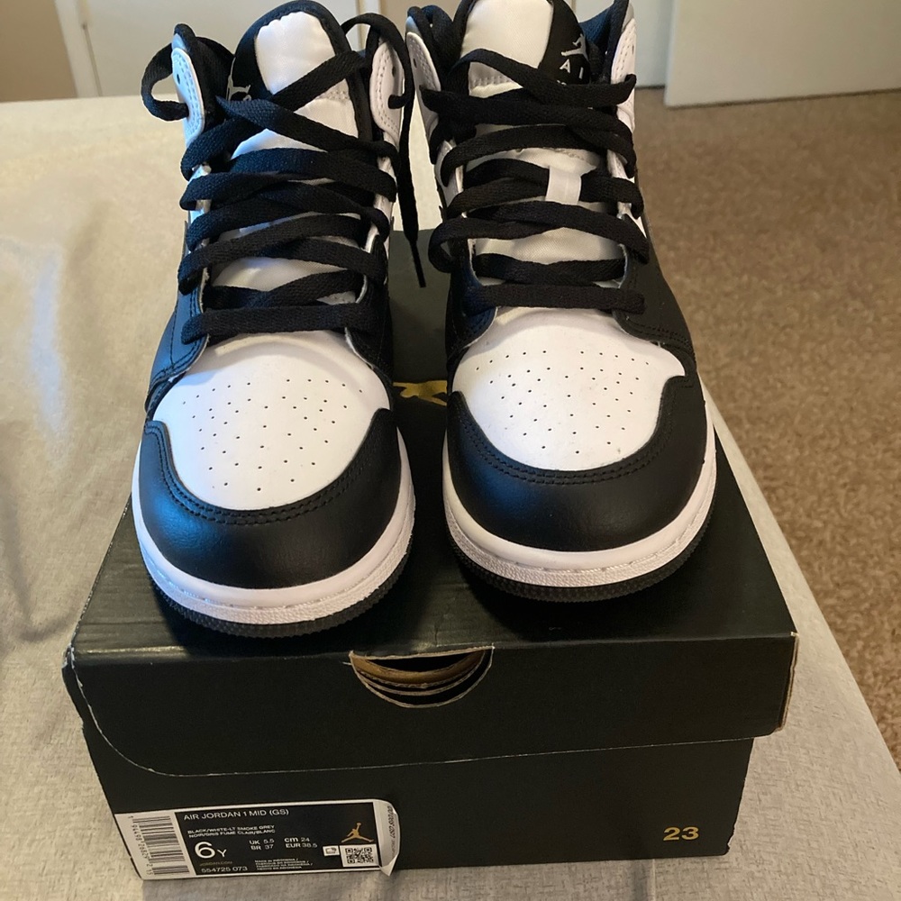 Jordan 1 Mid White Shadow